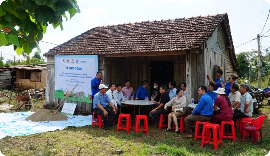 Quỹ Từ thiện Kim Oanh tặng nhà tình thương giúp trẻ mồ côi tại huyện Buôn Đôn. Quỹ Từ thiện Kim Oanh tặng nhà tình thương giúp trẻ mồ côi tại huyện Buôn Đôn.